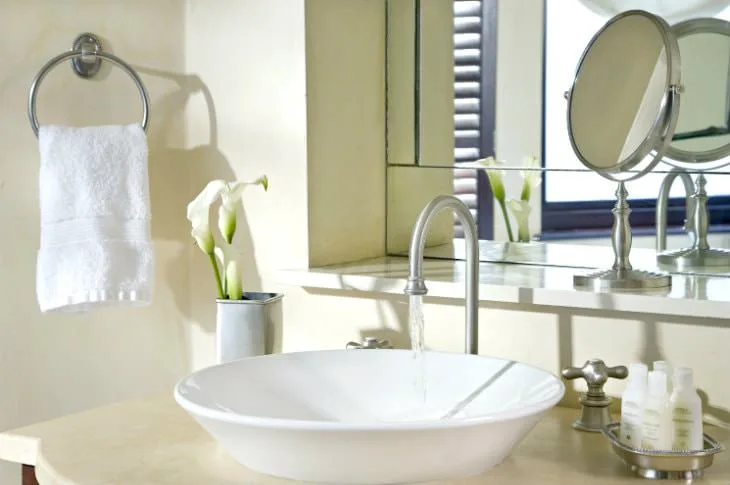 Bathroom vessel sink and towels